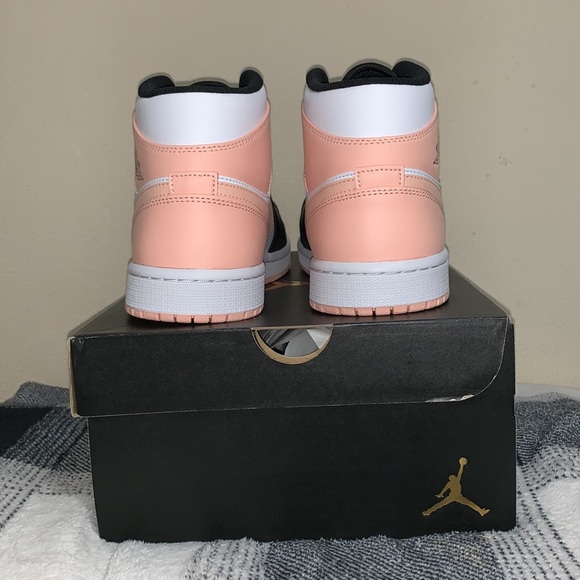 Air Jordan 1 Mid Sneakers Size: 8.5M *New in Box* - Picture 9 of 10